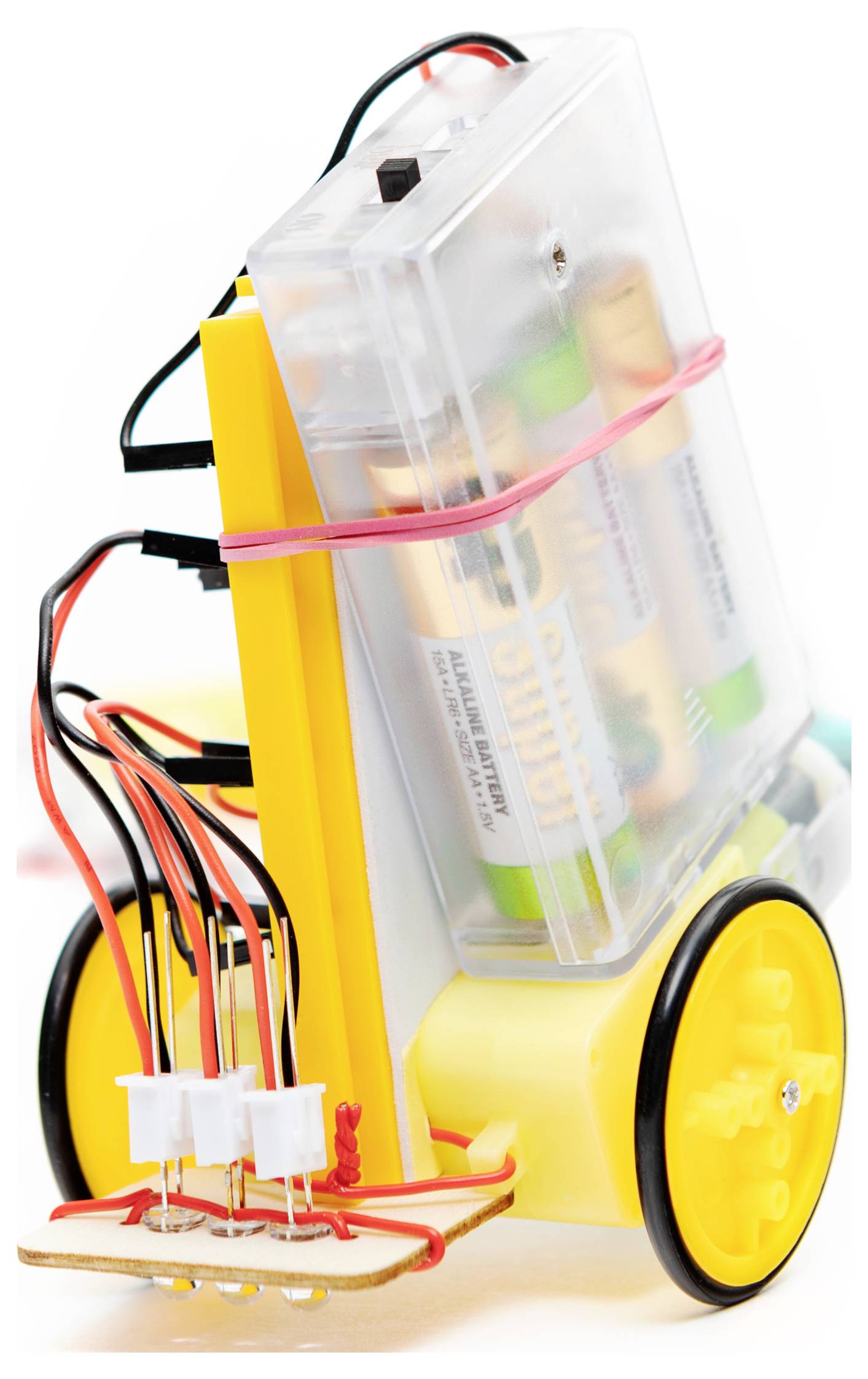 Kleiner selbstgebauter zweirädiger Roboter mit einem Batteriepaket, Verdrahtung und einer vorderen Sensorplatine auf weißem Hintergrund.