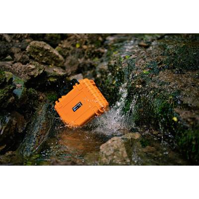 Eine orangefarbene wasserdichte Schutzhülle liegt in einem Bach mit fließendem Wasser und Felsen, Highlight der Robustheit und Widerstandsfähigkeit.