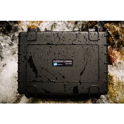 Wasserdichter schwarzer Schutzkoffer mit der Aufschrift 'outdoor.cases type 5000' liegt auf nassen Steinen im Wasser.