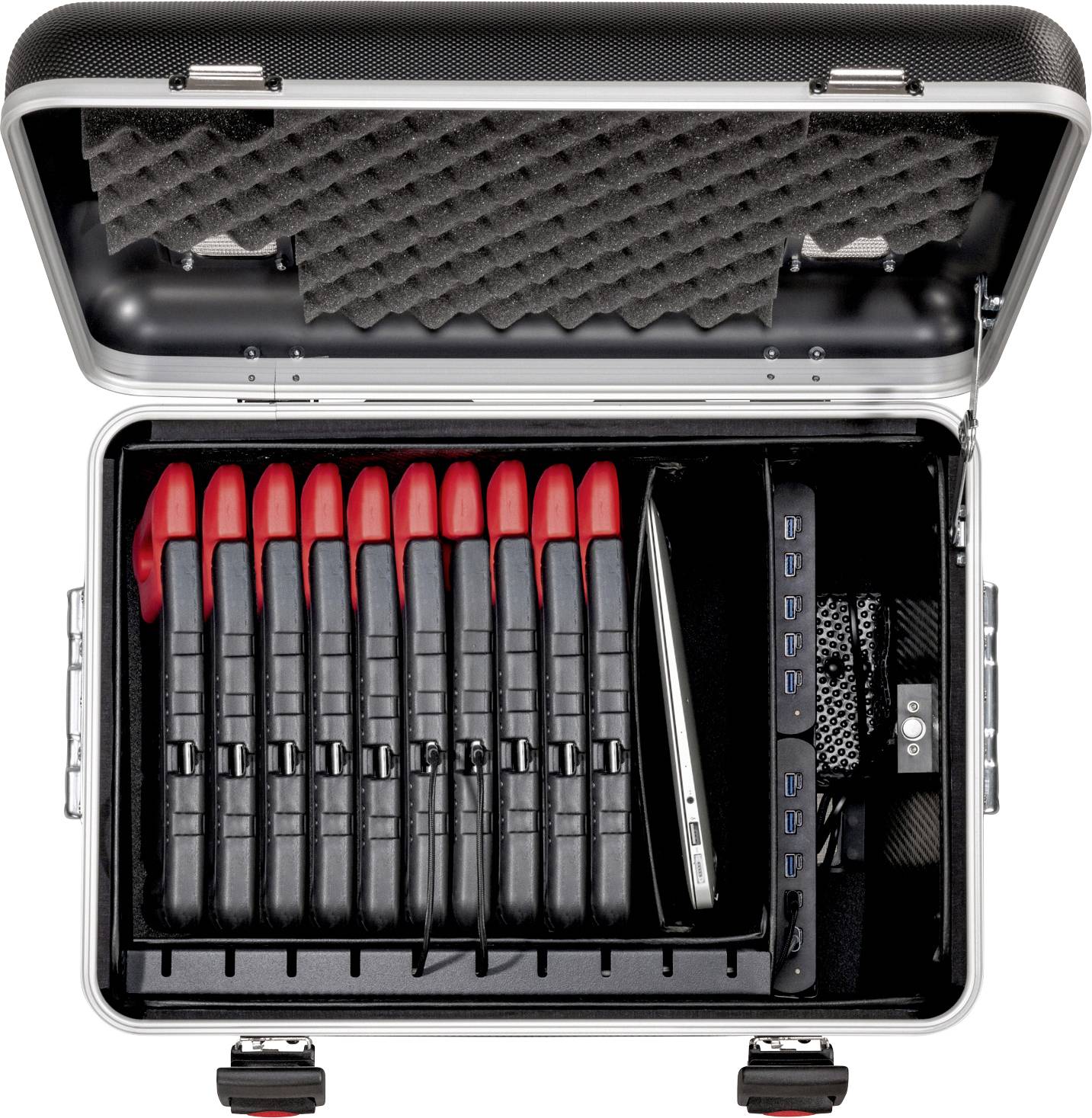 Ein Koffer enthält mehrere rote und schwarze Geräte in Reihen angeordnet, daneben ein Laptop und ein elektronisches Gerät mit USB-Anschlüssen.