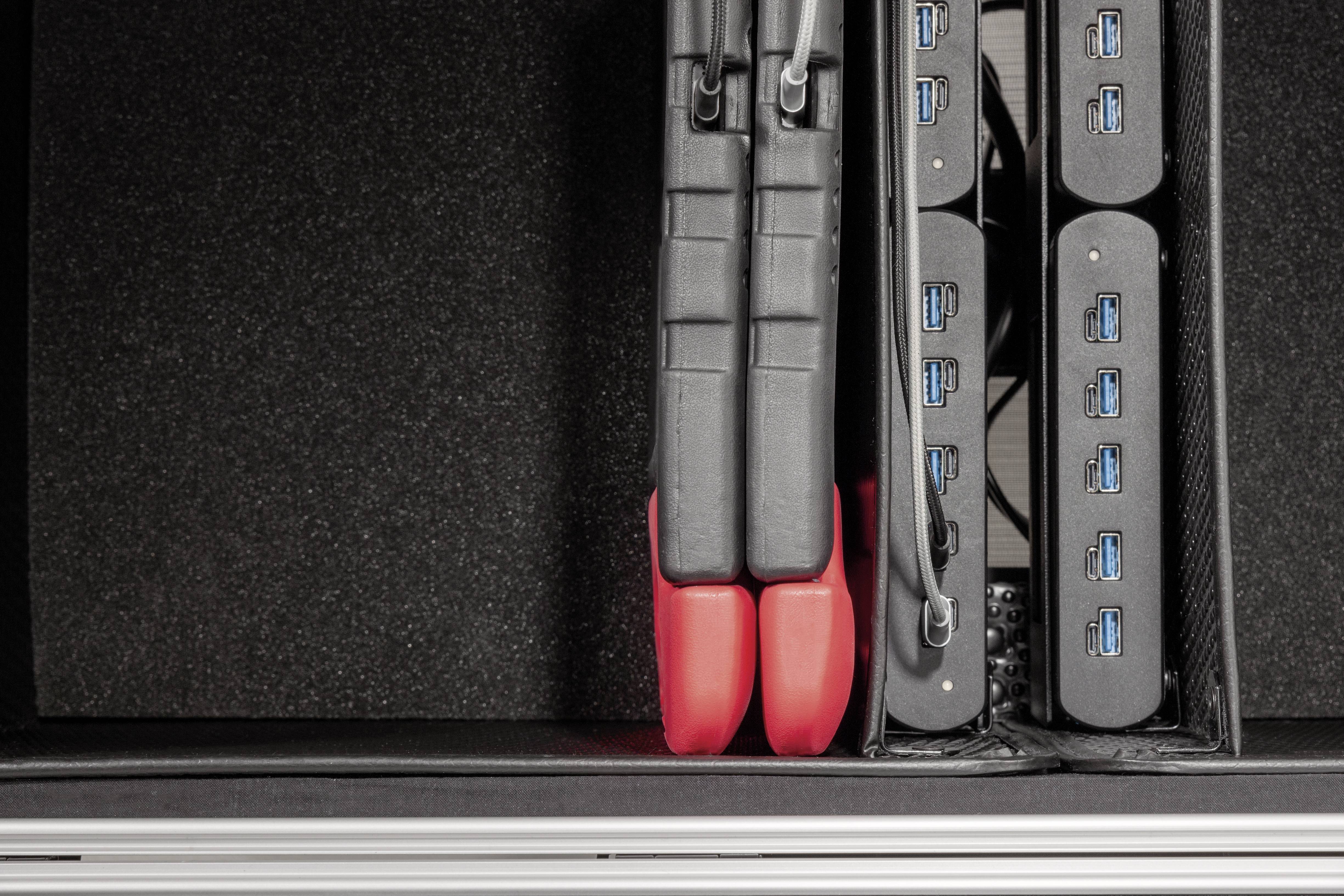 Ein Serverrack mit zwei roten Festplatteneinschüben links und mehreren USB-Ports rechts.