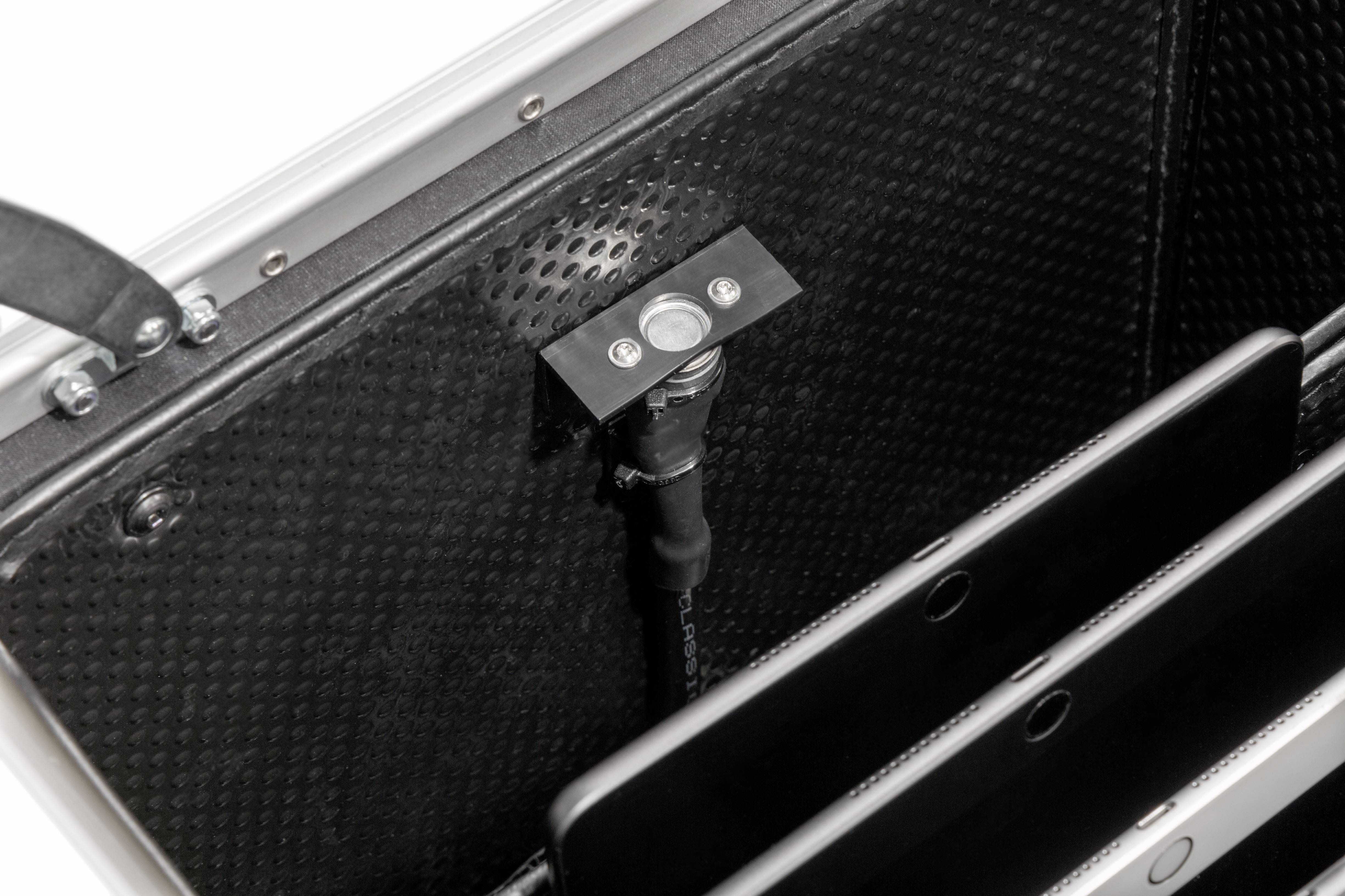 Ein metallischer Koffer mit einem elektronischen Gerät darin, das mit Kabeln verbunden ist und vermutlich zur Aufbewahrung oder übertragung von Daten dient.