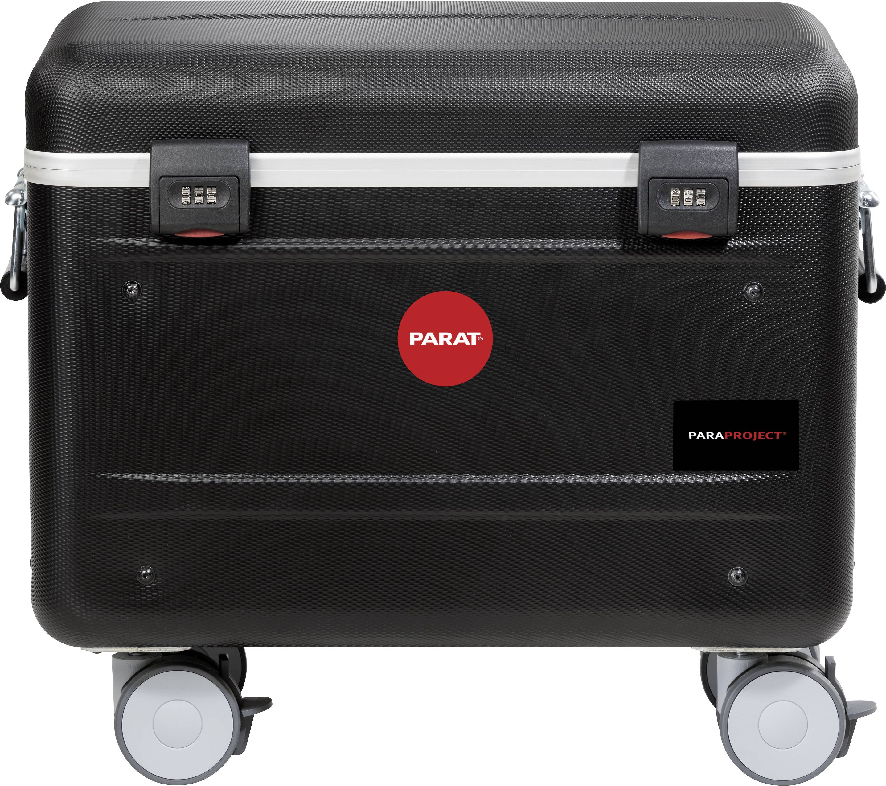 Ein schwarzer Hartschalenkoffer mit vier Rollen und Zahlenschlössern, vorne das rote Logo 'Parat'. Ideal für sicheren Transport.