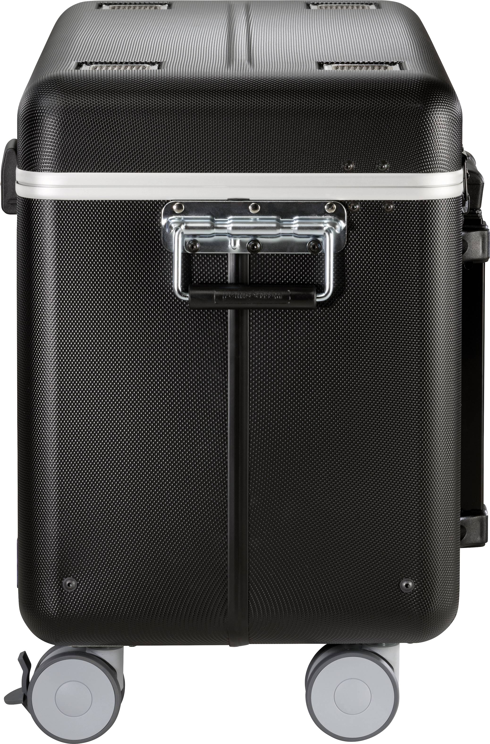 Schwarzer, robuster Rollkoffer mit Griff und vier Rollen, steht vertikal. Geeignet für Reisen oder Transport von empfindlichen Gegenständen.
