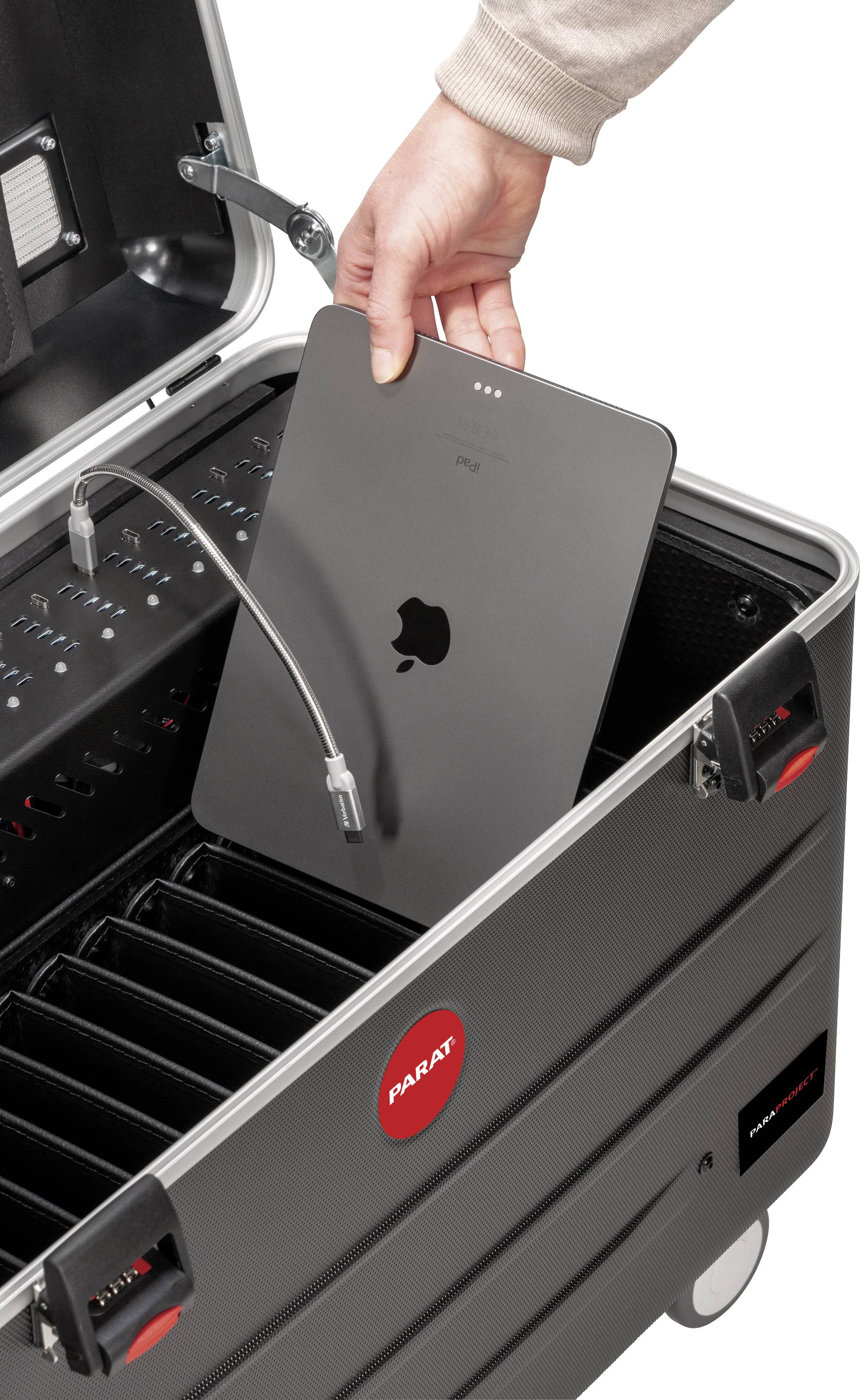 Eine Hand legt ein Tablet in einen Ladewagen, der mehrere Fächer für Geräte hat. Der Wagen ist offen und verdeutlicht seine Ladefunktion.