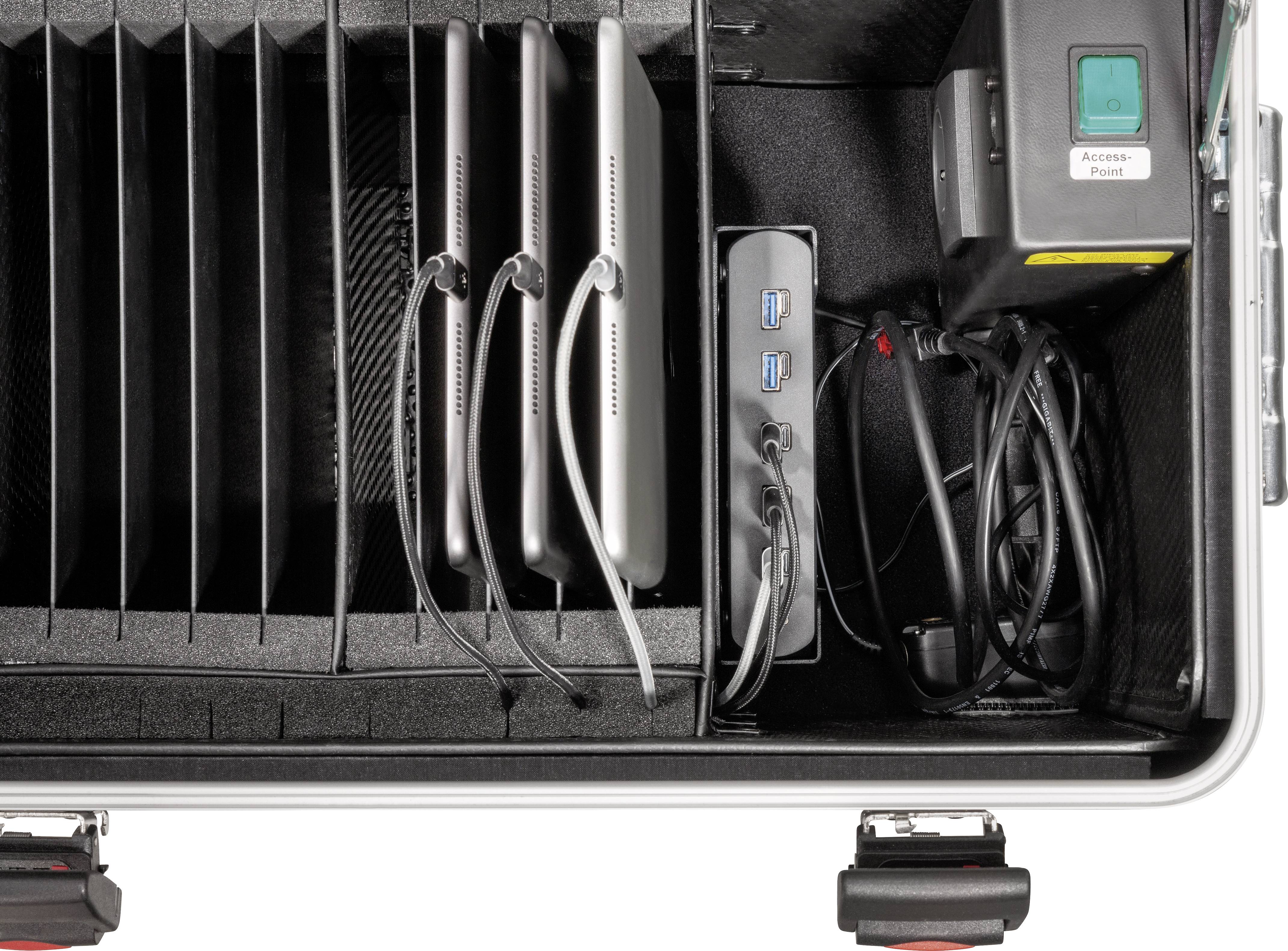 Mehrere elektronische Geräte, darunter Tablets und ein Ladegerät, sind in einem Koffer mit Ladekabeln und einem Steckplatzsystem organisiert.