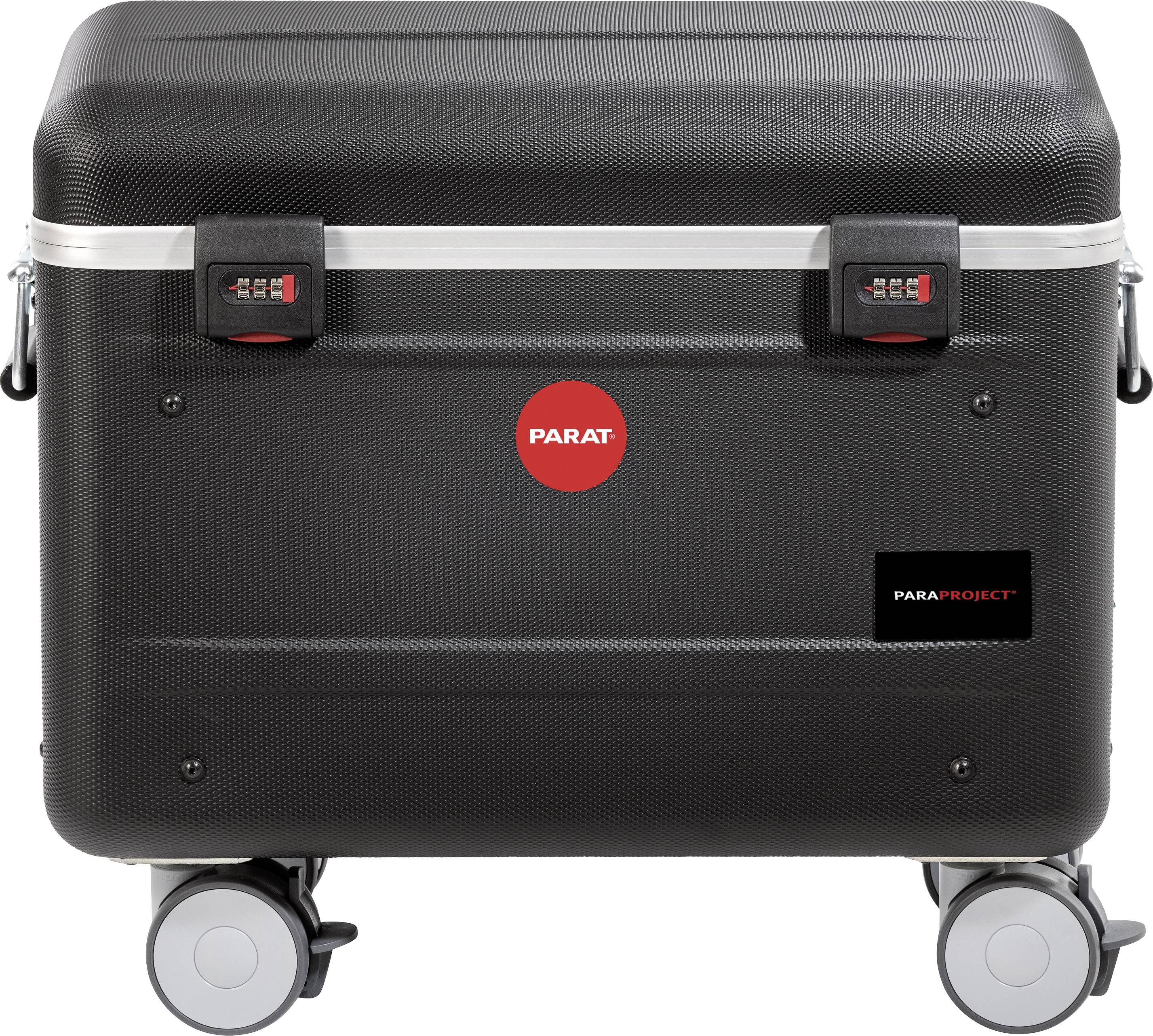 Schwarzer rollbarer Koffer mit zwei Zahlenschlössern und rotem Logo in der Mitte. Verwendet für sicheren Transport von Ausrüstung.