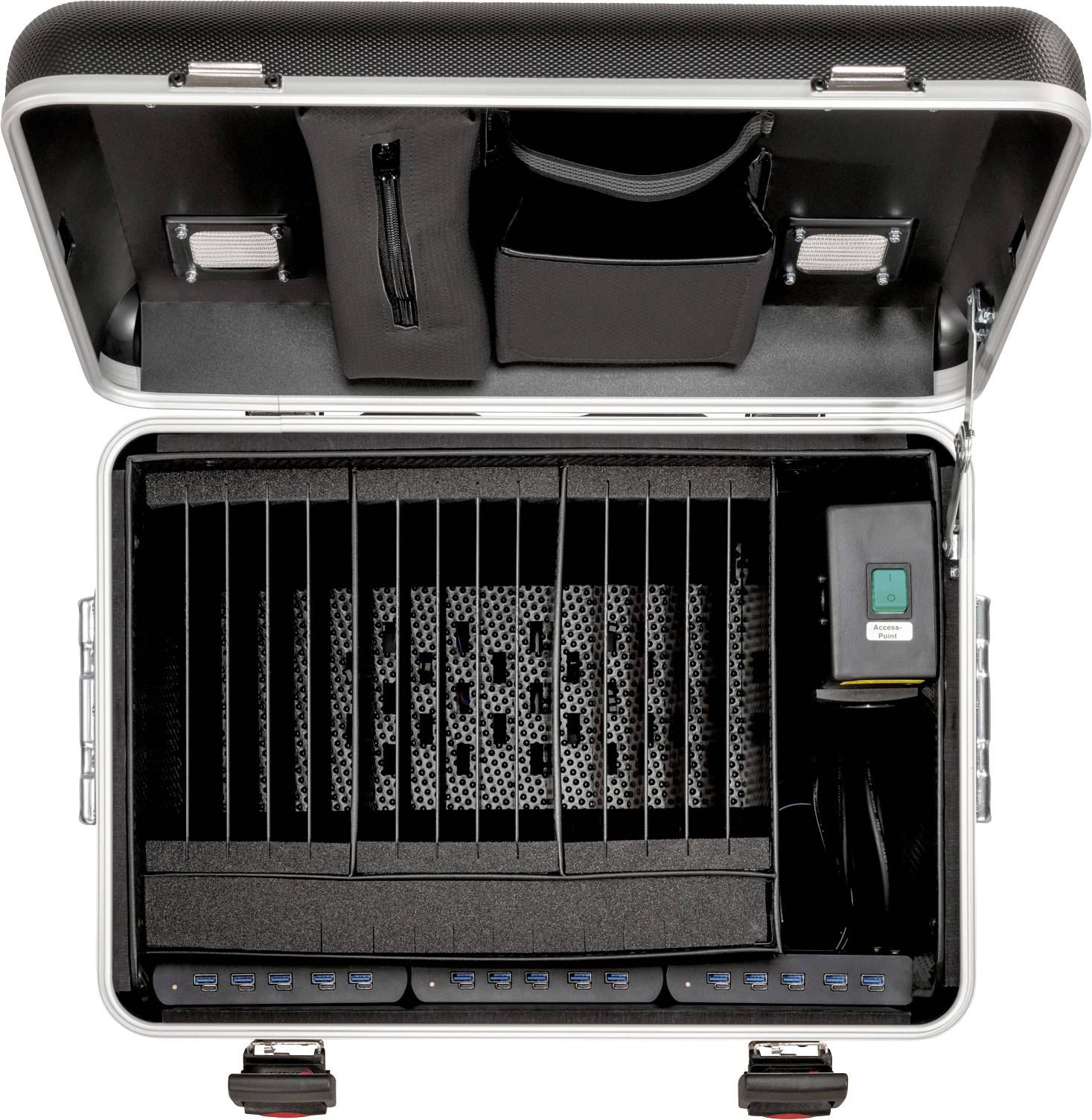 Geöffneter Koffer mit mehreren Schlitzen für elektronische Geräte. Ein Ladegerät mit grünem Schalter befindet sich rechts.