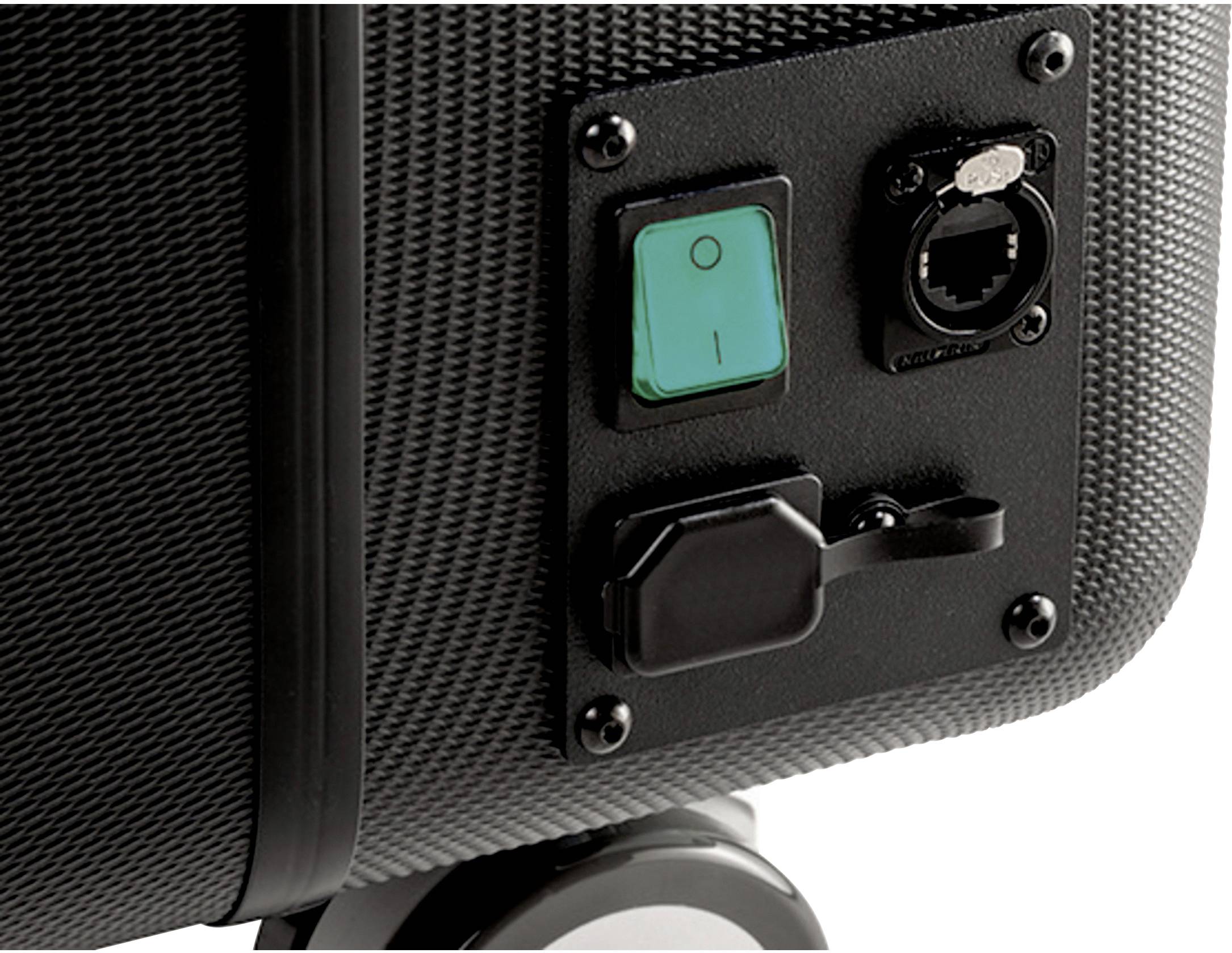 'Nahaufnahme eines schwarzen Gepäckstücks mit einem grünen Schalter und Netzwerkanschluss an der Seite. Ein Rad ist im unteren Bereich sichtbar.'