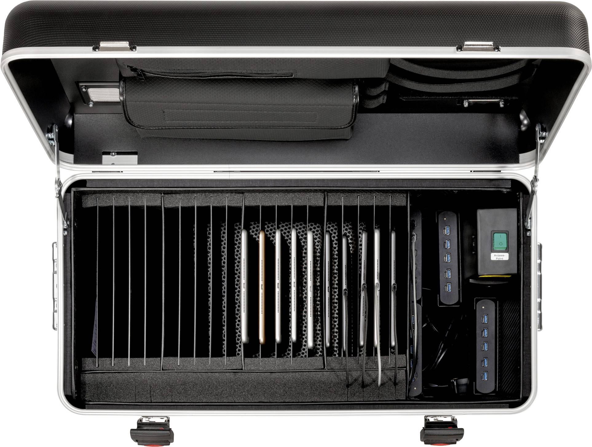 Ein geöffneter Koffer mit mehreren eingesteckten Tablets oder Laptops. Ladegeräte und Kabel sind ebenfalls sichtbar.