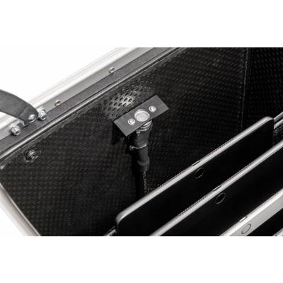 Ein Koffer mit mehreren Fächern für Laptops. Ein Kabel führt zu einem kleinen Knopf auf einer schwarzen Halterung im Deckel.
