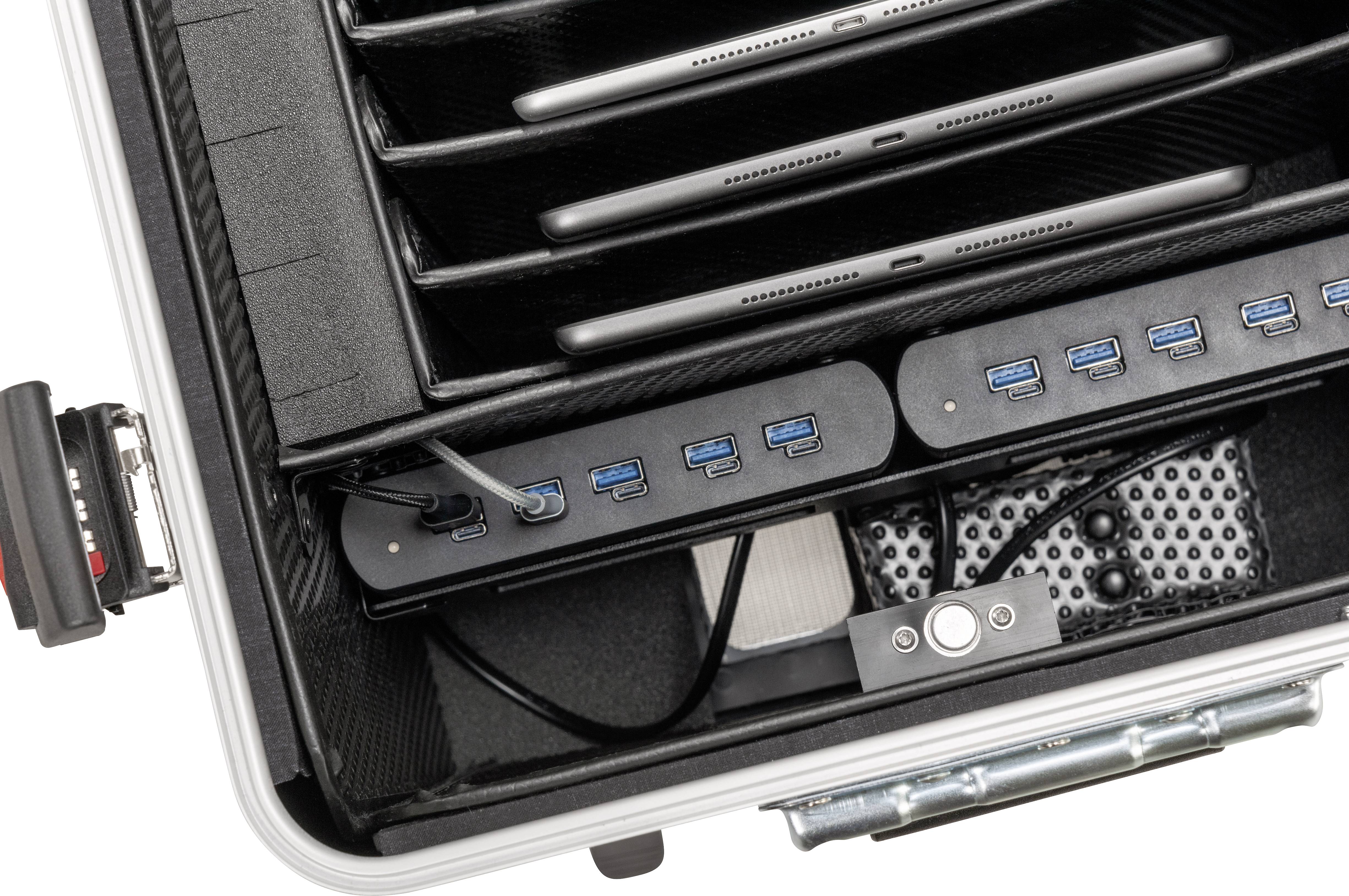 Eine Ladestation mit mehreren Tablets, die in einem Koffer organisiert sind, angeschlossen über USB-Anschlüsse zur gleichzeitigen Stromversorgung.