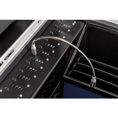 Mehrere elektronische Geräte mit USB-Anschlüssen sind in einem Ladegerät einsortiert, ein leuchtendes rotes Licht zeigt den Ladevorgang an.