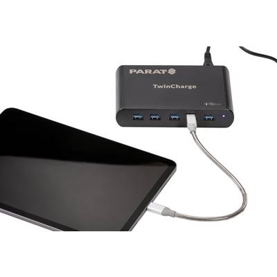 Ein Tablet wird über ein Kabel an eine schwarze Ladestation namens 'Parat TwinCharge' angeschlossen. Die Station hat mehrere USB-Anschlüsse.