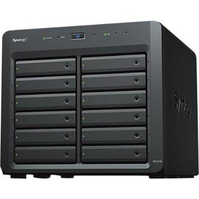 Ein schwarzer Synology NAS-Server mit zwölf Festplatteneinschüben. LED-Anzeigen zeigen den Betriebsstatus an.