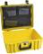 Gelber, offener Schutzkoffer mit einer Netztasche im Deckel, die Kabel und Zubehör enthält. Der Koffer bietet Stauraum für sensible Geräte.
