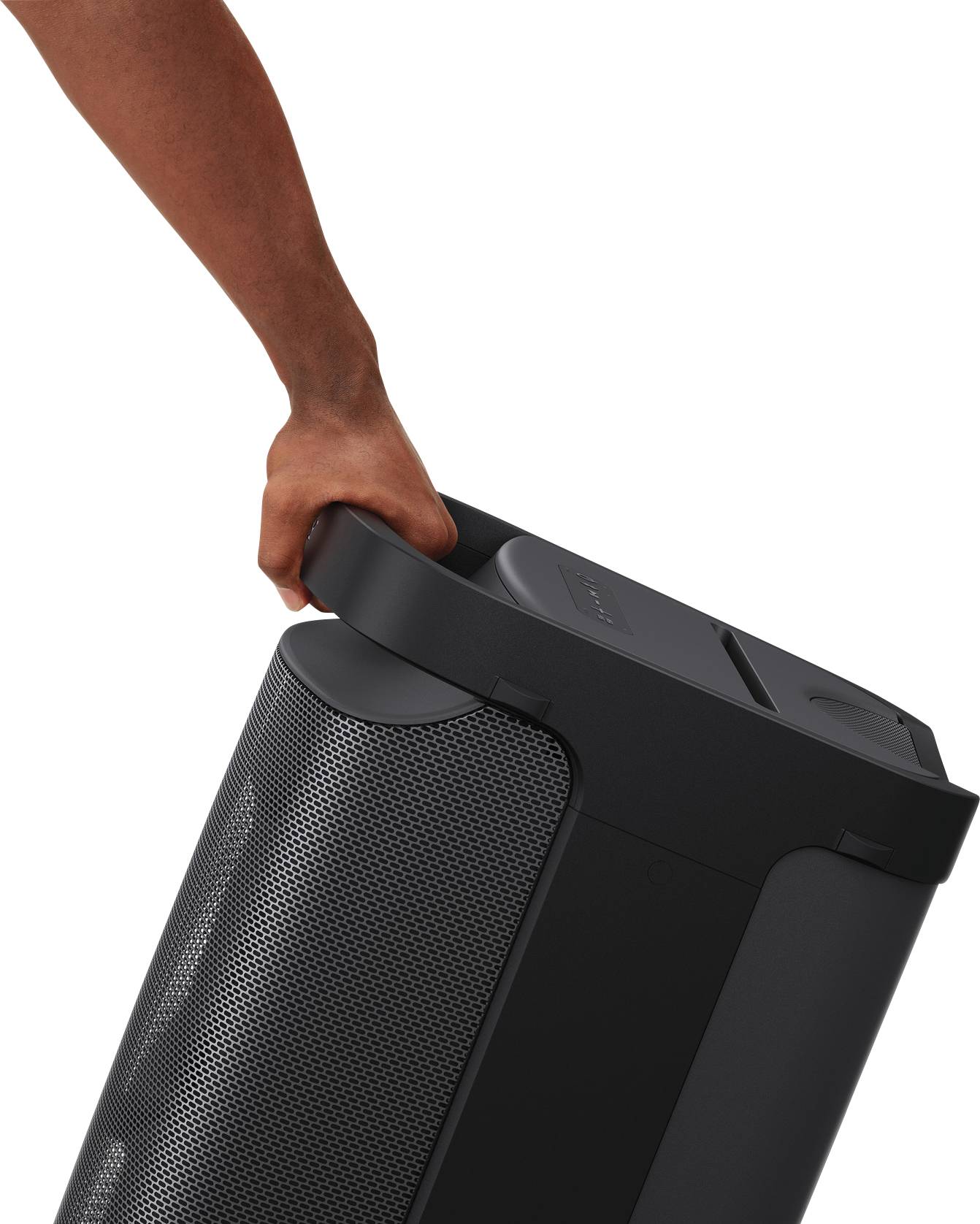 'Eine Hand hält den Griff eines tragbaren, schwarzen technischen Geräts mit einem Gittermuster. Die Bewegung deutet auf Transport hin.'