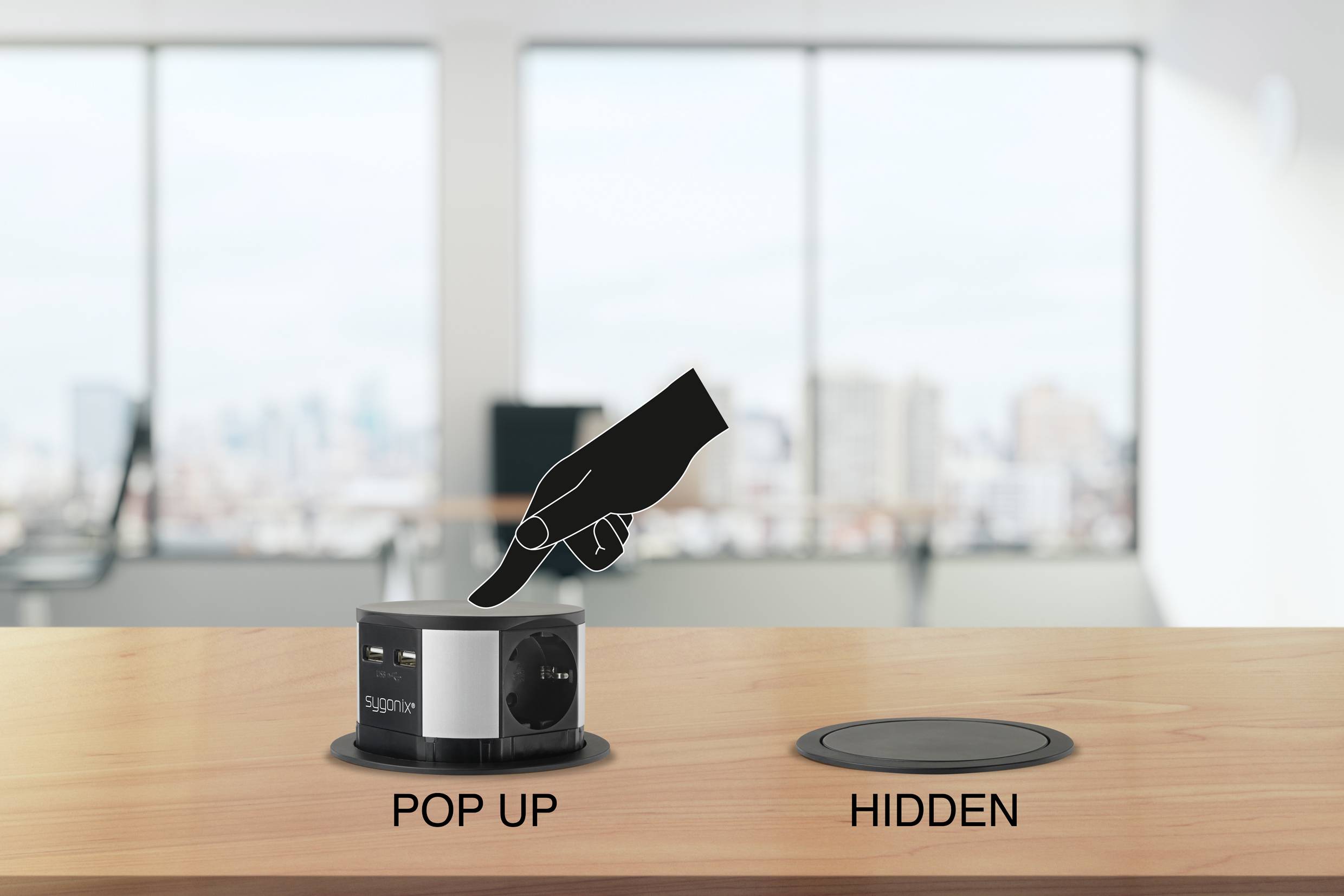 Eine Hand zeigt auf eine versenkbare Steckdose in einem Tisch. Links: 'POP UP' mit sichtbarer Steckdose. Rechts: 'HIDDEN' mit verdeckter Steckdose. Hintergrund: Büro mit Fenstern.