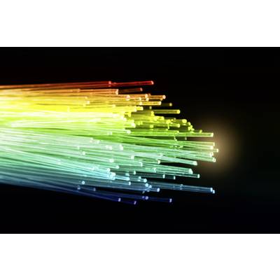 Lichtstrahlen in Regenbogenfarben breiten sich von links nach rechts auf schwarzem Hintergrund aus und symbolisieren Datenübertragungen.