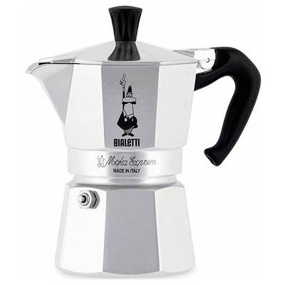 Ein silberner Bialetti Moka Express Kaffeebereiter für den Herd mit schwarzem Griff und schwarzer Deckelklinke, versehen mit einem Logo und dem Schriftzug "Made in Italy".