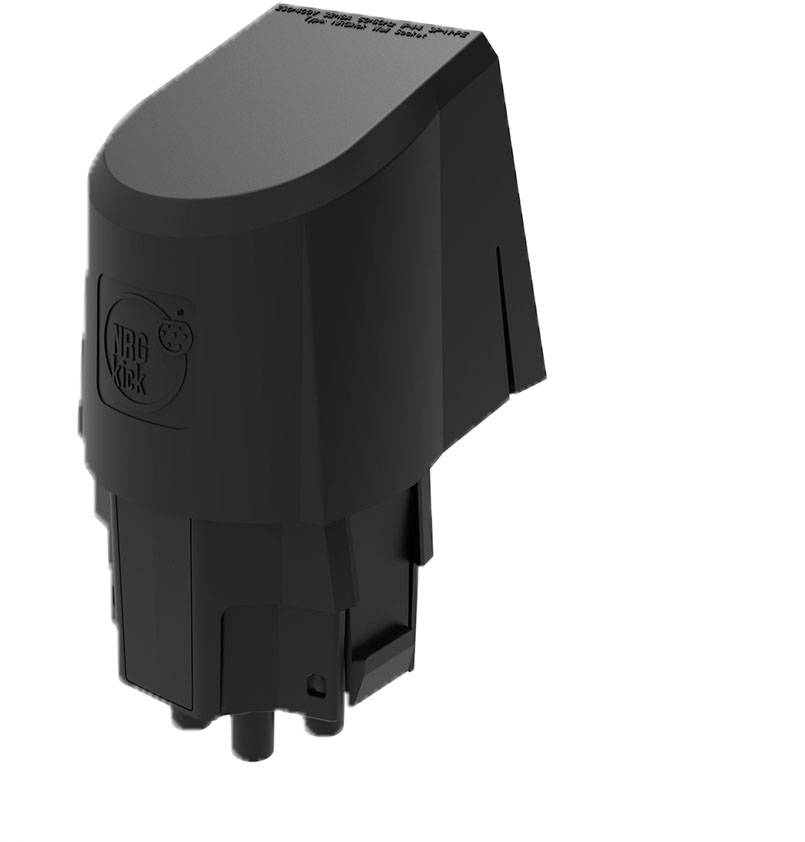 Schwarze Adapterkupplung der Marke "NRGkick", speziell für die Verbindung von Elektrofahrzeugen mit einer Stromquelle.