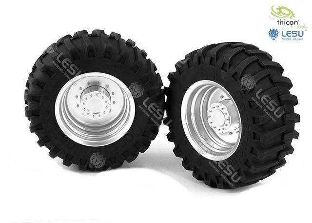 Zwei große, schwarze Offroad-Reifen mit Metallfelgen, die nebeneinander auf einer weißen Fläche stehen. Oben rechts Logos von 'thicon' und 'LESU'.