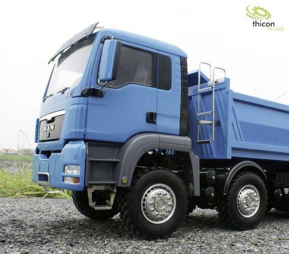 Ein blauer Modell-LKW steht auf einem Kiesweg. Im Hintergrund ist Gras zu sehen. Firmenlogo 'thicon model' oben rechts.