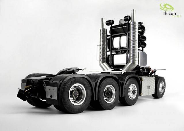 Ein Modell eines Lastwagen-Chassis mit vier Achsen auf einem weißen Hintergrund. Links im Bild ist das Logo von Thicon Models zu sehen.