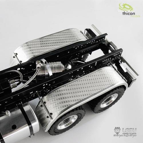 Ein Modell eines Lkw-Chassis mit detaillierten Teilen. Sichtbar sind Achsen, Metallverkleidungen und ein Kraftstofftank.