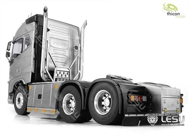 Silberner Modell-Lkw von hinten, detailliert gestaltet, auf weißem Hintergrund. Oben rechts 'Thicon'-Logo erkennbar.