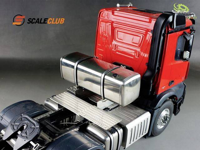 Roter Lkw im Modellformat, seitlich von hinten gesehen. Markennamen 'ScaleClub' auf der linken oberen Seite.