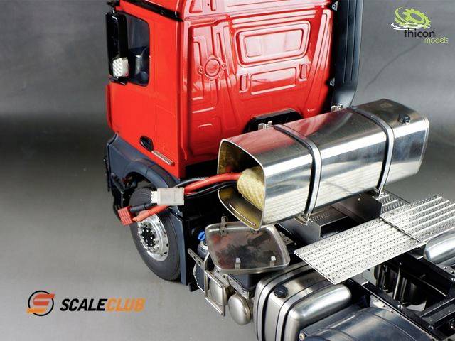 Ein Modell-LKW mit rotem Führerhaus und silbernem Tank wird präsentiert. Im Hintergrund sind Logos von 'ScaleClub' und 'Thicon models'.