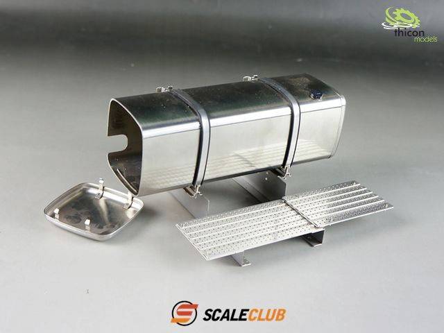 Metalltank-Modell mit abnehmbarem Deckel und Platte, auf einer grauen Fläche. Markenlogos oben rechts und unten in der Mitte.