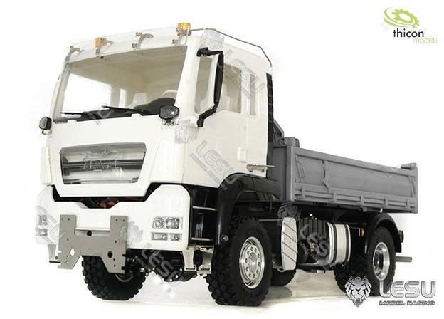 Ein weißer Modell-LKW mit grauem Anhänger. Das Fahrzeug hat sechs Räder und ist detailliert gefertigt.