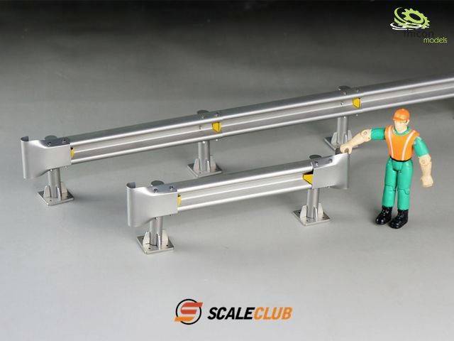 Eine Figur in orange-grüner Kleidung steht neben zwei Miniaturleitplanken auf grauem Untergrund, mit dem Logo 'SCALECLUB'.
