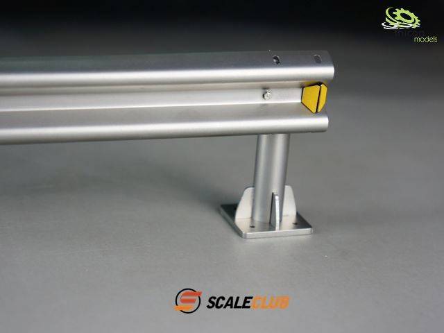 Silberne Metallstange auf grauem Hintergrund mit ScaleClub-Logo.