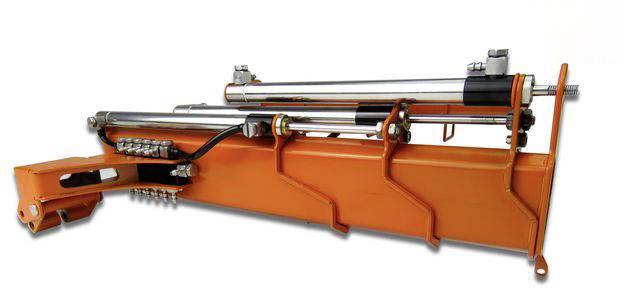 Hydraulischer Zylinder auf weißem Hintergrund, orangefarbene Basisstruktur, schwarz-silberner Zylinder mit Anschlüssen und Hebel.