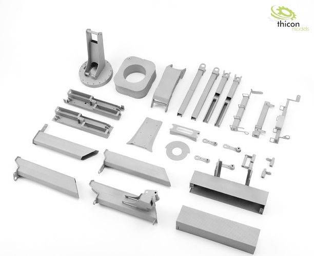 Ein Set von silbernen Metallbauteilen in unterschiedlichen Formen und Größen. Oben rechts ist das Logo von 'thicon models' sichtbar.