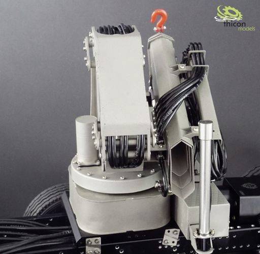 Ein Modell eines industriellen Roboterarms mit Greifer, Kabeln und Beschriftung 'thicon'. Der Arm ist auf einem Plattformfahrzeug montiert.