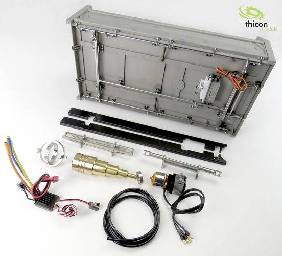 Ein Modellbau-Set mit Metallrahmen, Elektromotor, Kabeln und Kleinteilen, arrangiert auf einer weißen Fläche. Oben rechts ist ein Logo.
