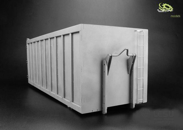 Großer, grauer Container mit geschlossener, verstärkter Tür, beidseitig mit vertikalen Rippen, auf schwarzem Hintergrund.