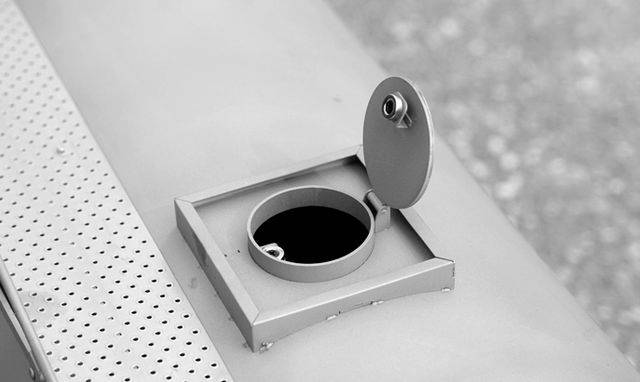 'Offene Luke eines Tanks mit perforierter Abdeckung an der Seite, wahrscheinlich technisches oder industrielles Gerät.'