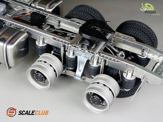 Detailansicht eines Modell-Lkw-Fahrgestells mit zwei Hinterachsen, detaillierter Mechanik und Reifen. Markenlogos sichtbar: ScaleClub, Thicon Models.
