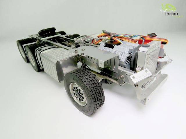 Ein detailliertes Modell eines Lkw-Fahrgestells mit sichtbaren Radaufhängungen und verkabelten elektronischen Komponenten.