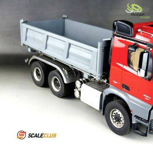 Ein Modell-Lkw in Rot und Grau; 6-Rad-Kipper, mit dem Logo 'Thicon Models' und 'ScaleClub'. Rückseite abgesenkt, Fahrerkabine sichtbar.