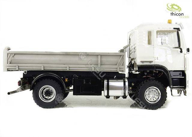 Ein weißer Lastwagen mit Kippmulde von der Seite, bereit zum Transport schwerer Lasten. Oben rechts das Logo von Thicon Models.