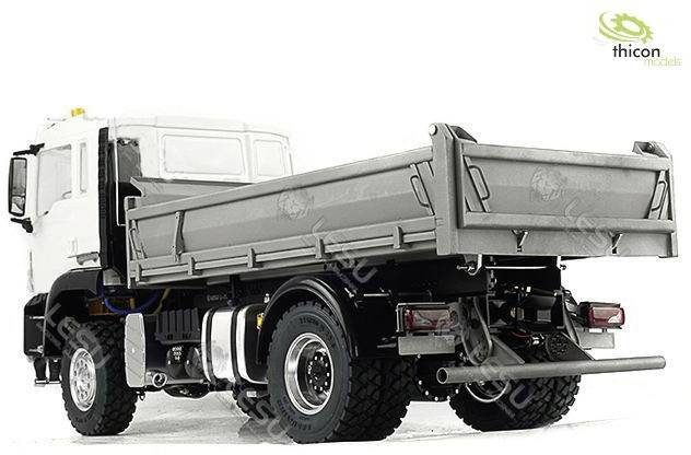 Ein seitlich fotografierter Lastwagen mit grauer Ladefläche und weißer Kabine auf weißem Hintergrund.