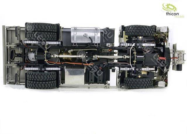 Unteransicht eines Modell-Lkw-Fahrgestells mit Rädern und sichtbarer Mechanik; zeigt Details des Fahrwerks und der Aufhängung.