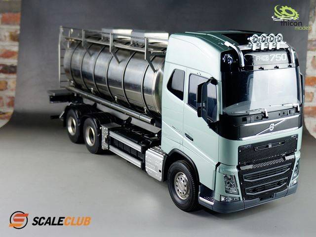 Ein Modell-Lkw-Tankwagen mit der Aufschrift 'FH16 750' und 'ScaleClub'; Hintergrund aus Ziegeln und einem Logo von 'hicon'.