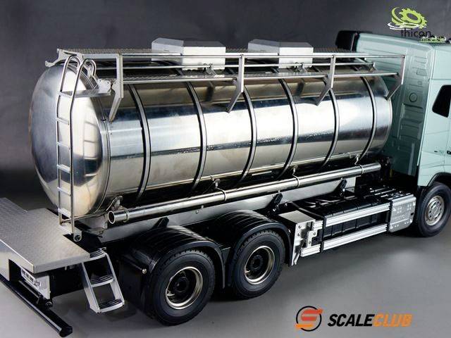 Silberner Tanklastwagen ohne Zugmaschine auf einer grauen Fläche. Markierungen von 'ScaleClub' und 'Trickymodels' sichtbar.